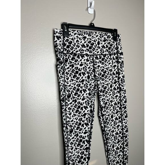 Zyia High Rise Pocket Brilliant 7/8 Snow Leopard White, Black, and Gray Leggings - Picture 2 of 5